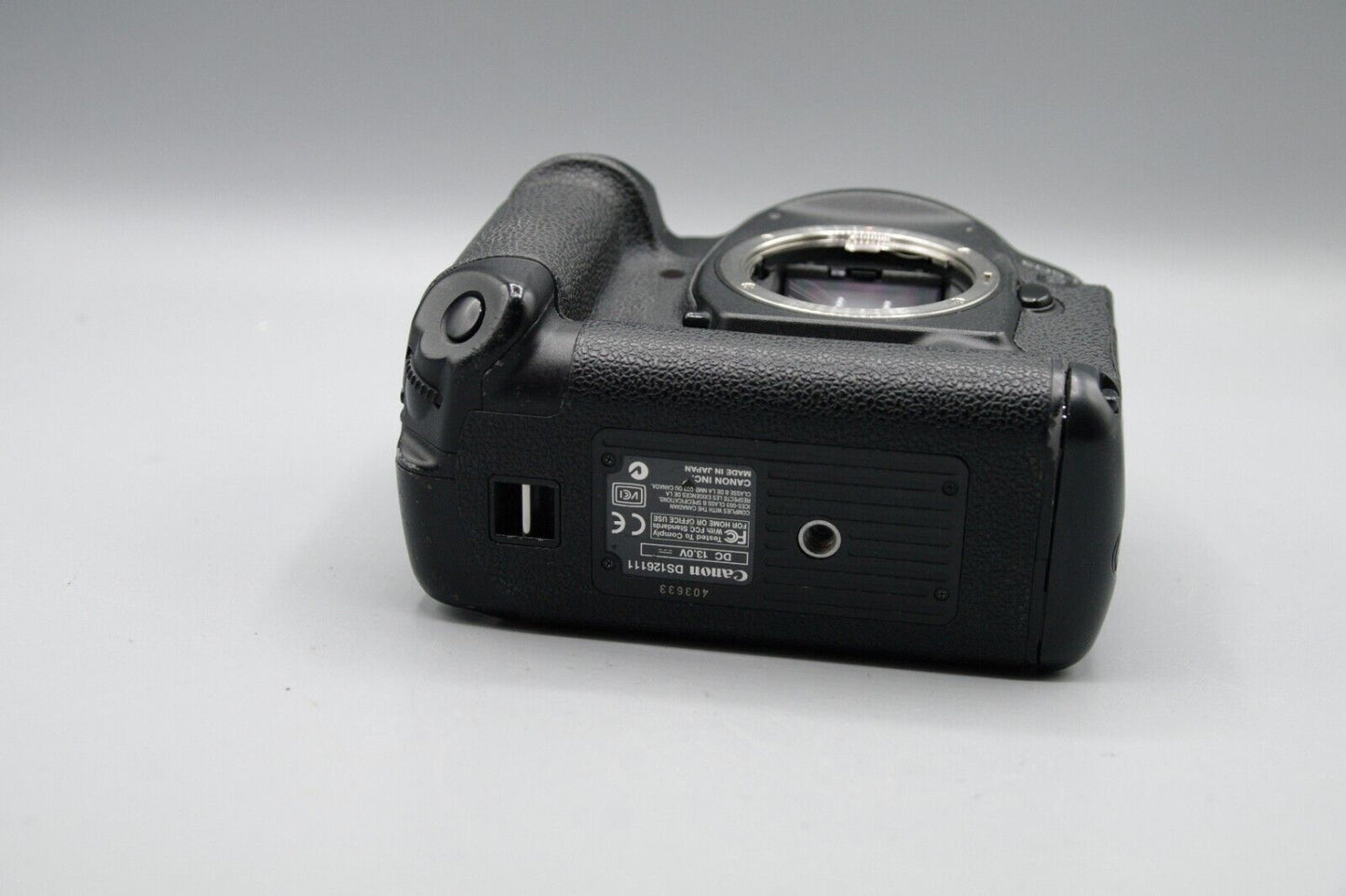 Canon EOS-1D Mark IIN 8.2MP Professional DSLR Body and Battery