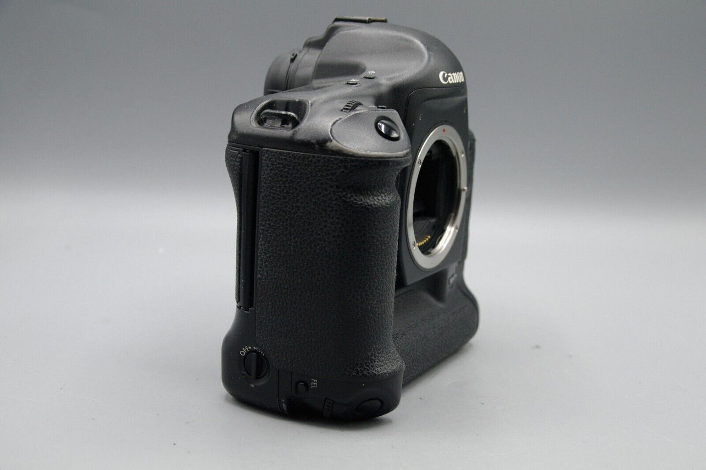 Canon EOS-1D Mark IIN 8.2MP Professional DSLR Body and Battery