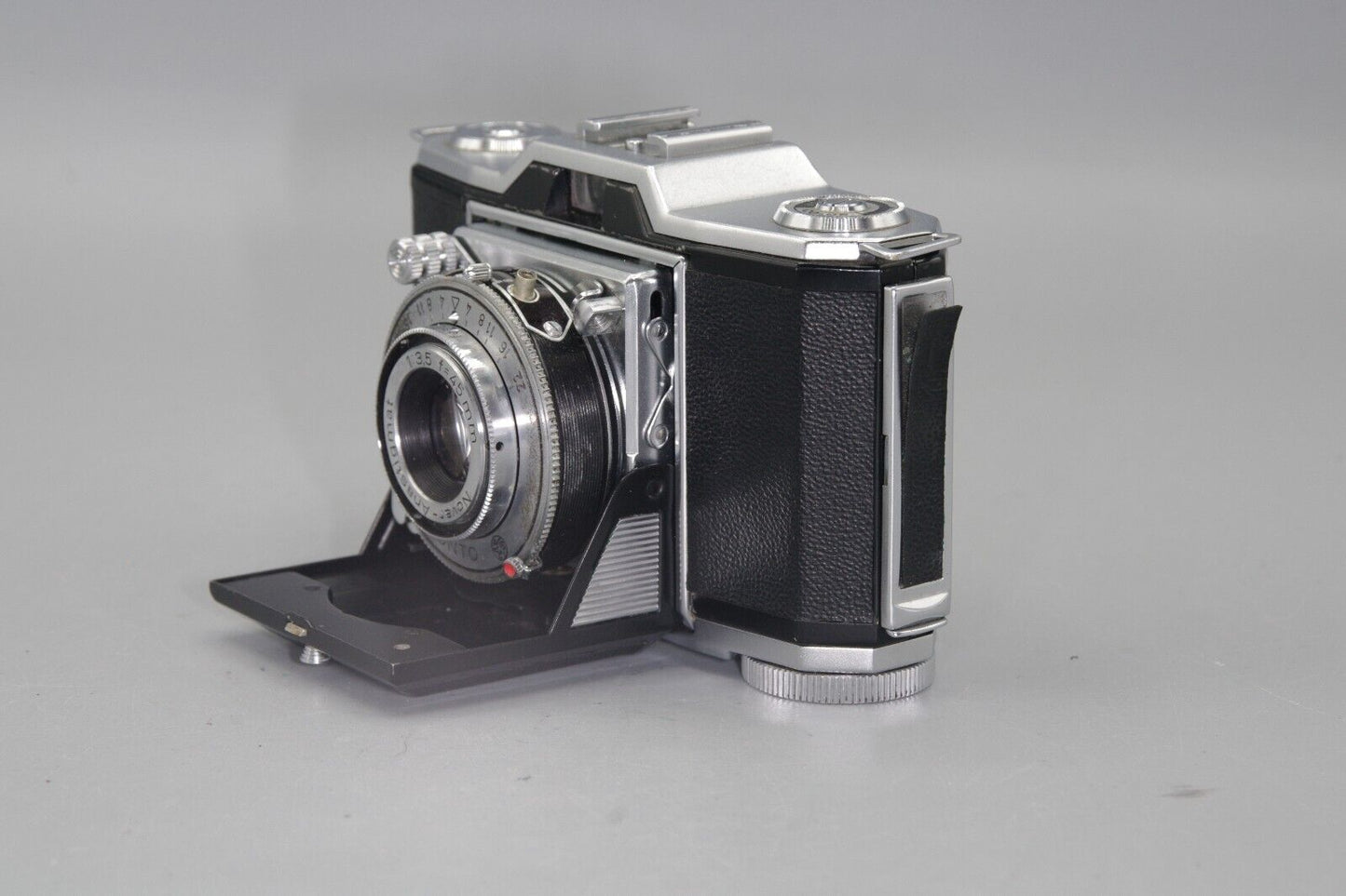 Zeiss Ikon Contina 522/24 Folding Camera with Novar 45mm F/3.5 Lens