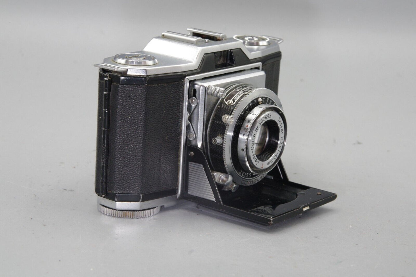 Zeiss Ikon Ikonta 522/24 Folding Camera with Opton 45mm F/2.8 Lens