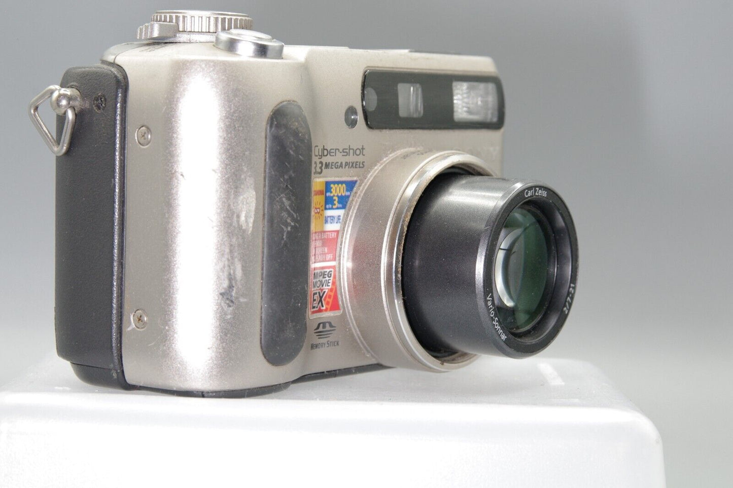 Sony Cybershot DSC-S70 3.3MP Compact Digital Camera - Takes AA