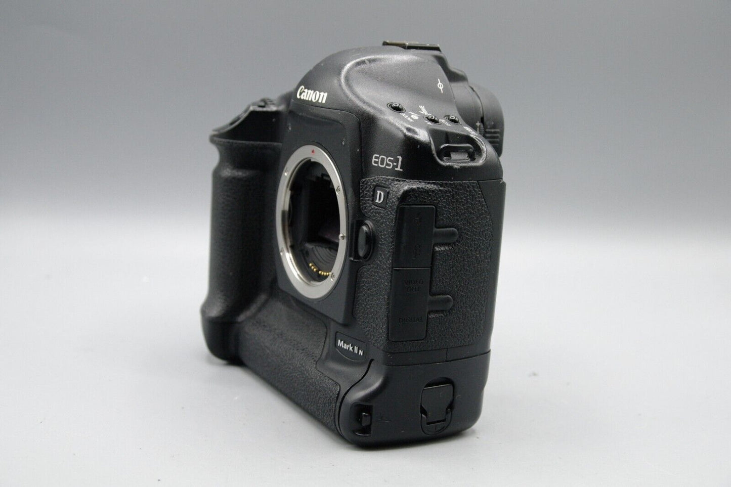 Canon EOS-1D Mark IIN 8.2MP Professional DSLR Body and Battery