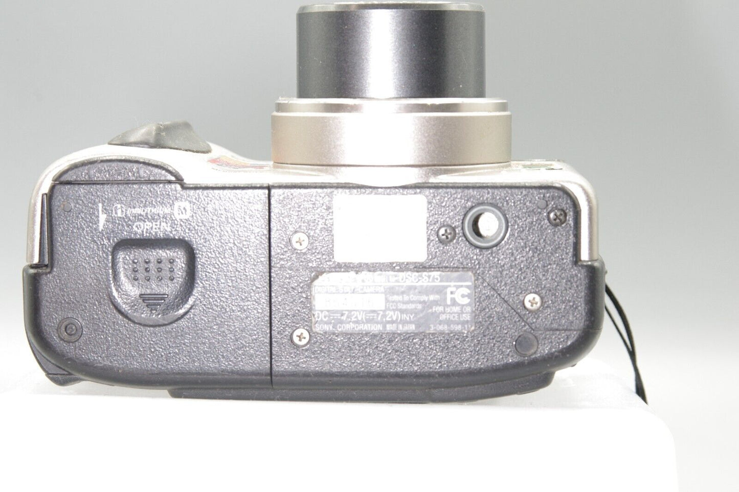 Sony Cybershot DSC-S70 3.3MP Compact Digital Camera - Takes AA