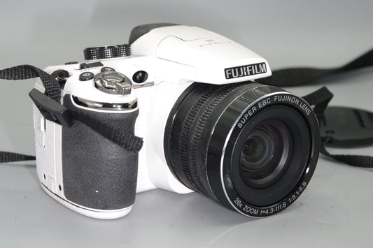 Fujifilm FinePix S4300 14MP Bridge Camera – White, 26x Zoom, VGC with Cap