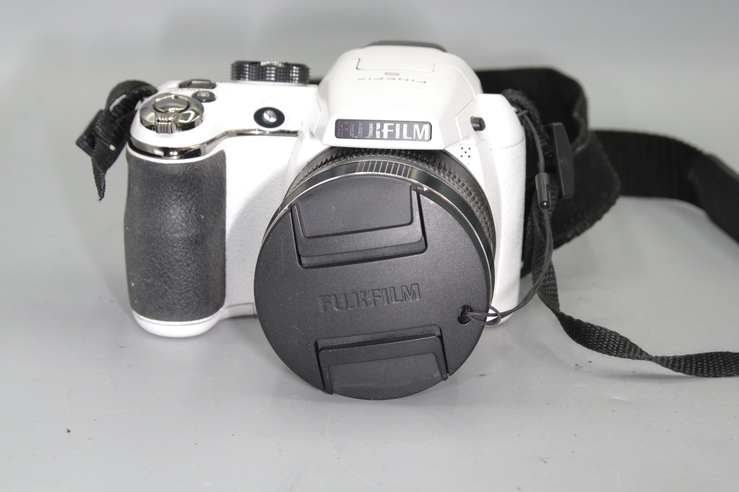 Fujifilm FinePix S4300 14MP Bridge Camera – White, 26x Zoom, VGC with Cap
