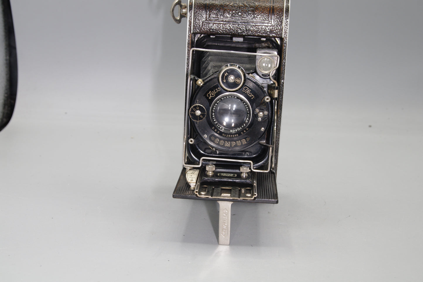 Zeiss Ikon Folding Camera with Tessar 10.5cm F4.5