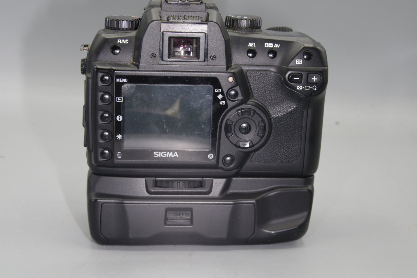 Sigma SD14 DSLR with Battery Grip and Chargers