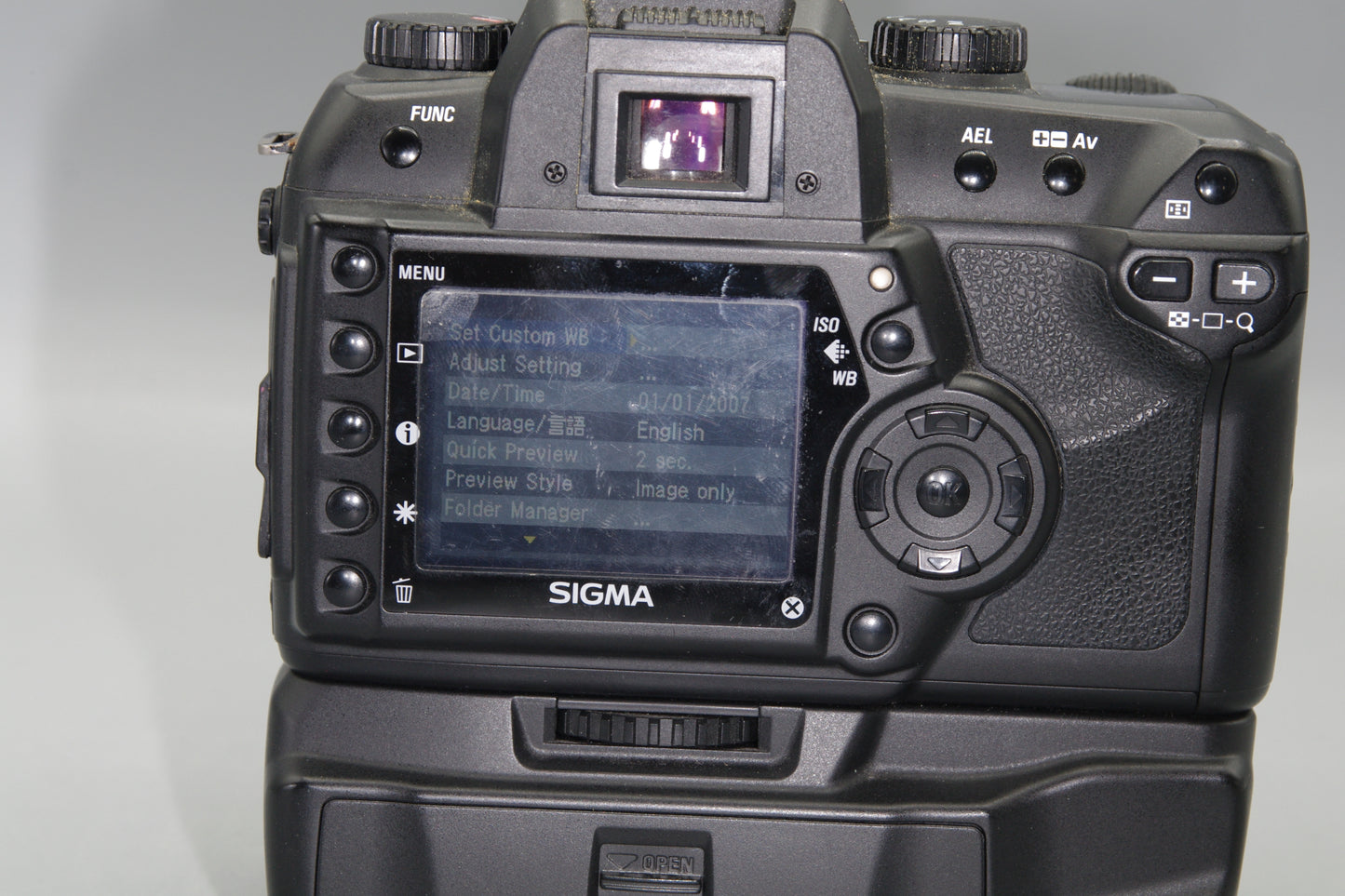 Sigma SD14 DSLR with Battery Grip and Chargers