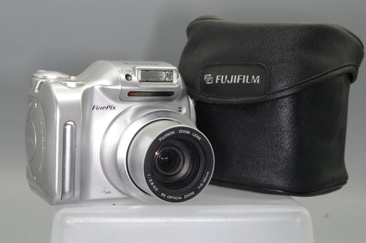 Fujifilm FinePix 2800 Zoom 2MP Digital Camera – 6x Zoom, AA Powered, VGC