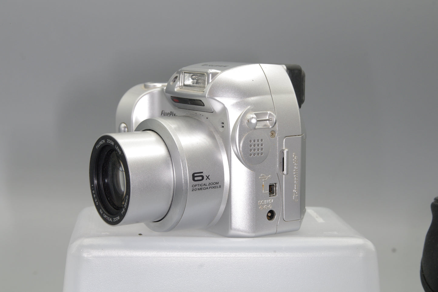 Fujifilm FinePix 2800 Zoom 2MP Digital Camera – 6x Zoom, AA Powered, VGC