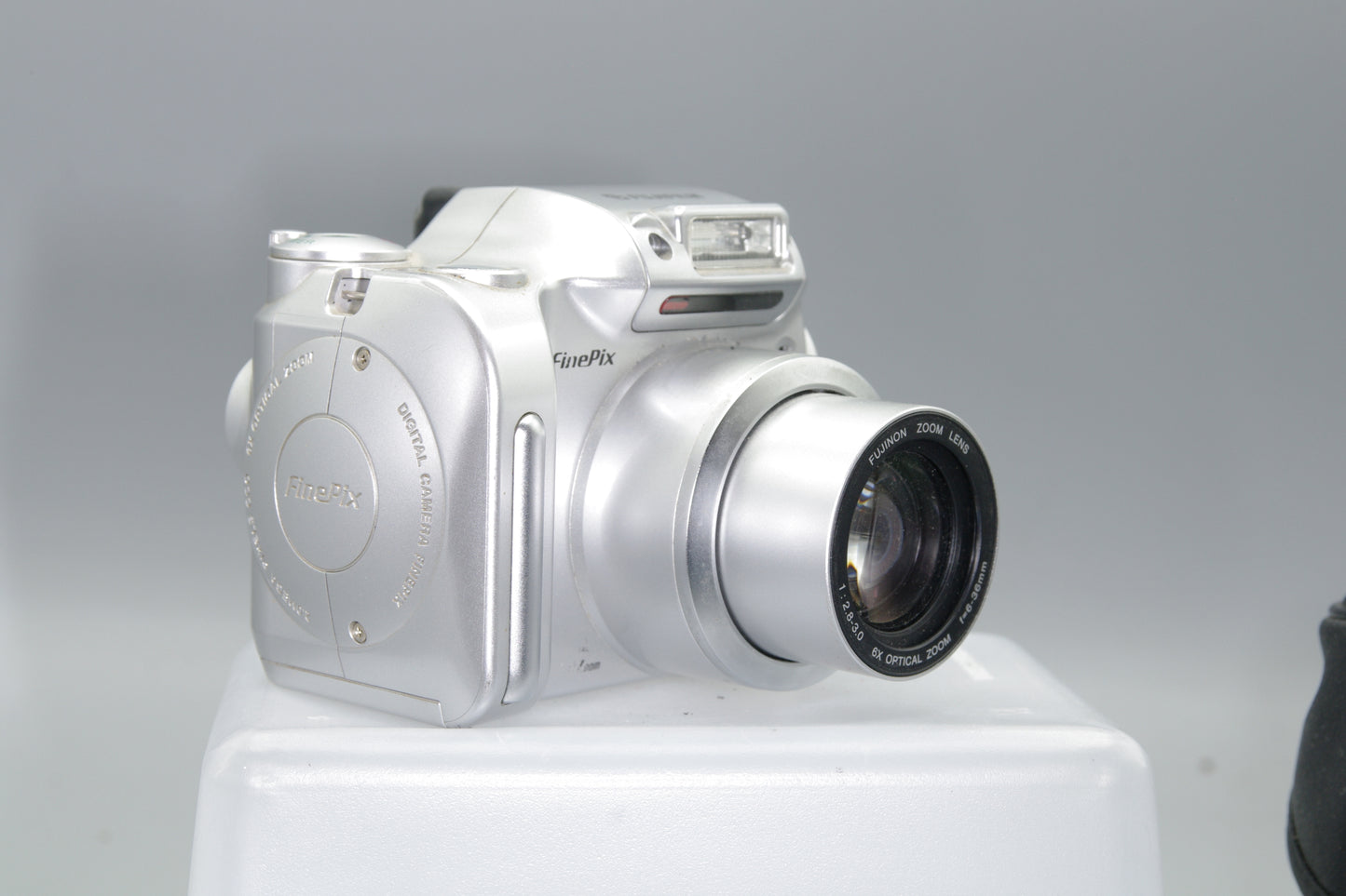 Fujifilm FinePix 2800 Zoom 2MP Digital Camera – 6x Zoom, AA Powered, VGC