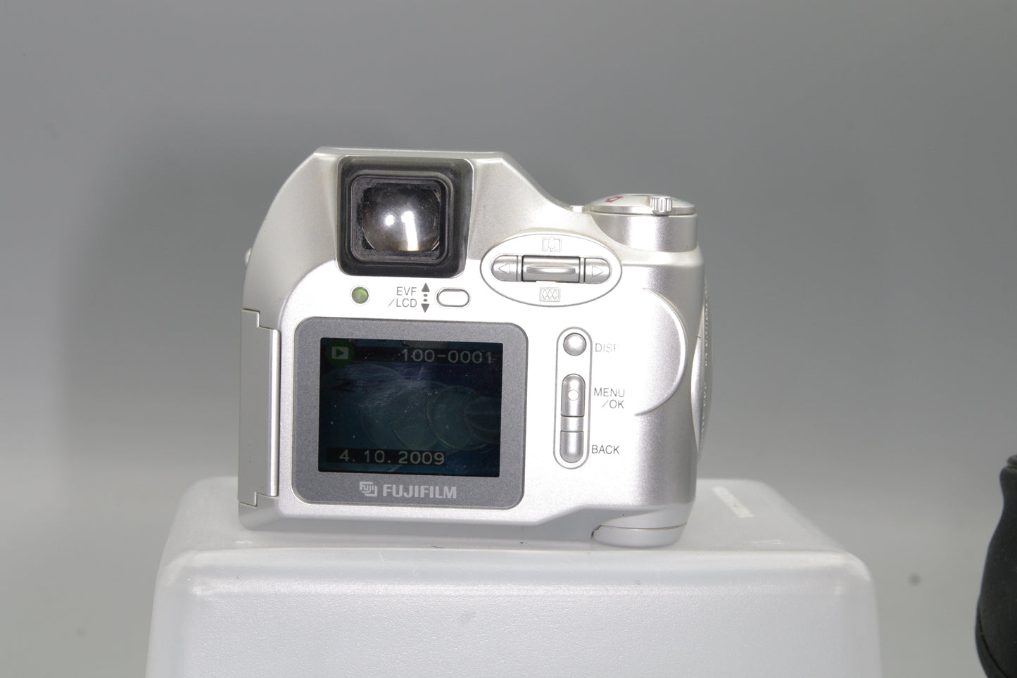 Fujifilm FinePix 2800 Zoom 2MP Digital Camera – 6x Zoom, AA Powered, VGC