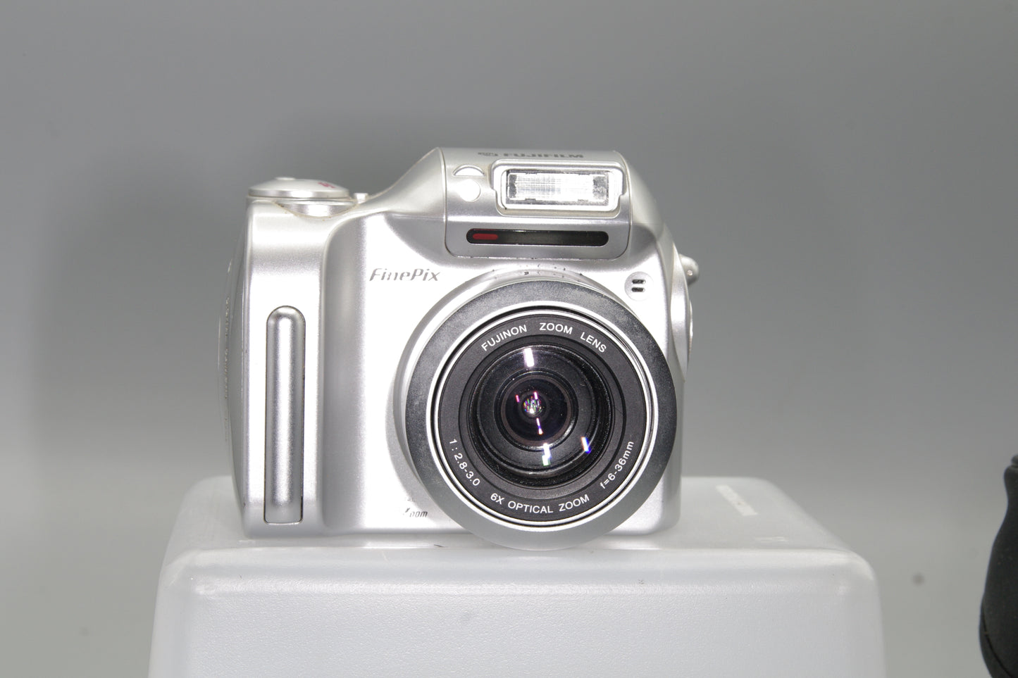 Fujifilm FinePix 2800 Zoom 2MP Digital Camera – 6x Zoom, AA Powered, VGC