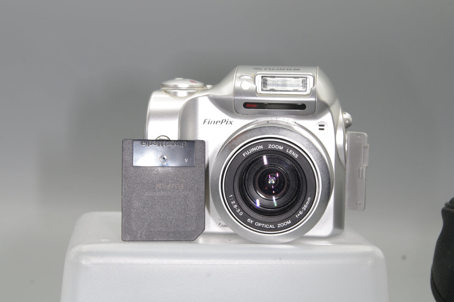 Fujifilm FinePix 2800 Zoom 2MP Digital Camera – 6x Zoom, AA Powered, VGC
