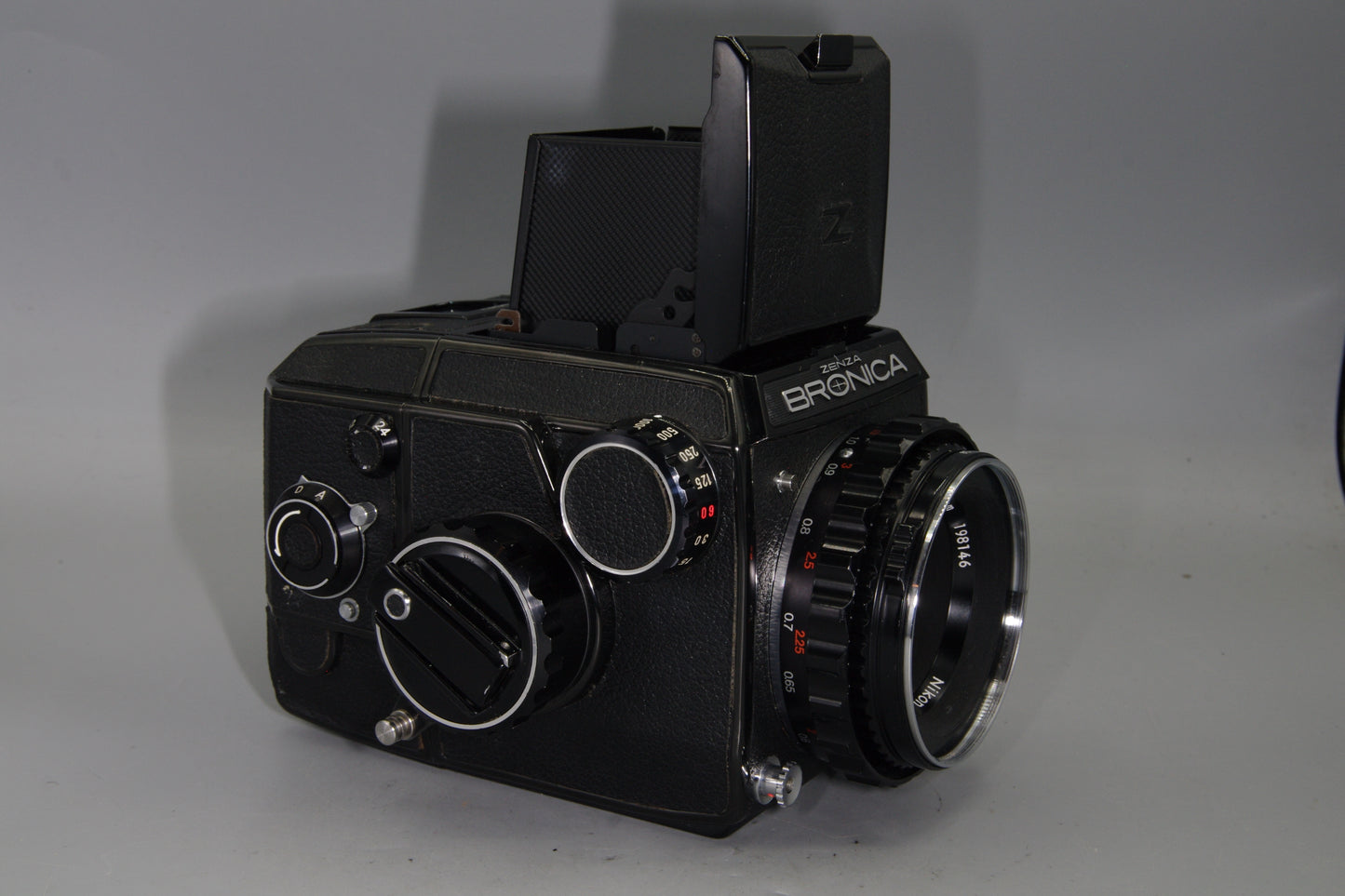 Bronica EC + Nikkor-P 75mm f/2.8 – 6×6 Medium Format SLR – Classic Combo