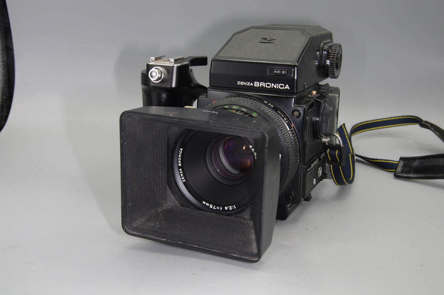 Zenza Bronica ETR-Si + 75mm f/2.8 E-II Lens + AE-II Finder + Grip – 645 MF Kit