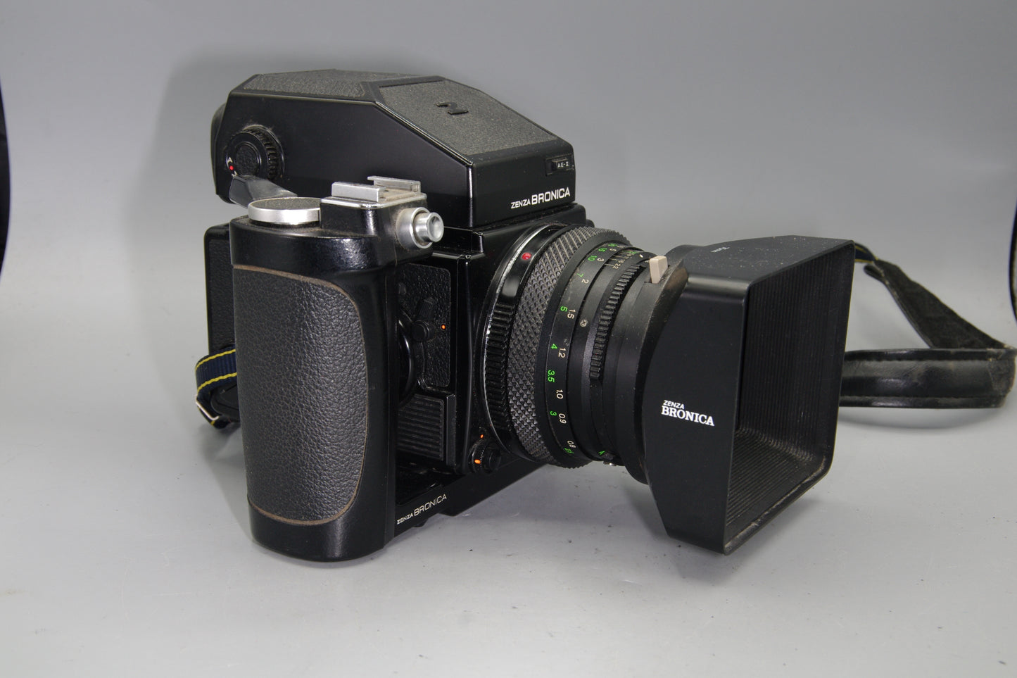 Zenza Bronica ETR-Si + 75mm f/2.8 E-II Lens + AE-II Finder + Grip – 645 MF Kit