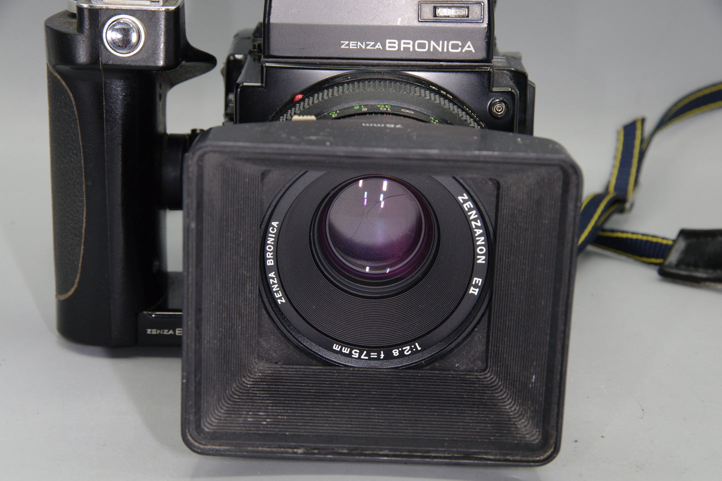Zenza Bronica ETR-Si + 75mm f/2.8 E-II Lens + AE-II Finder + Grip – 645 MF Kit