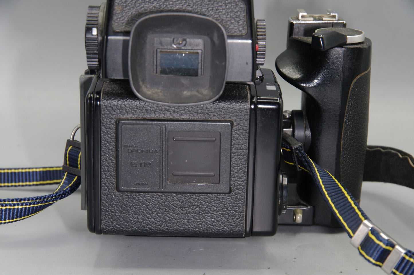 Zenza Bronica ETR-Si + 75mm f/2.8 E-II Lens + AE-II Finder + Grip – 645 MF Kit