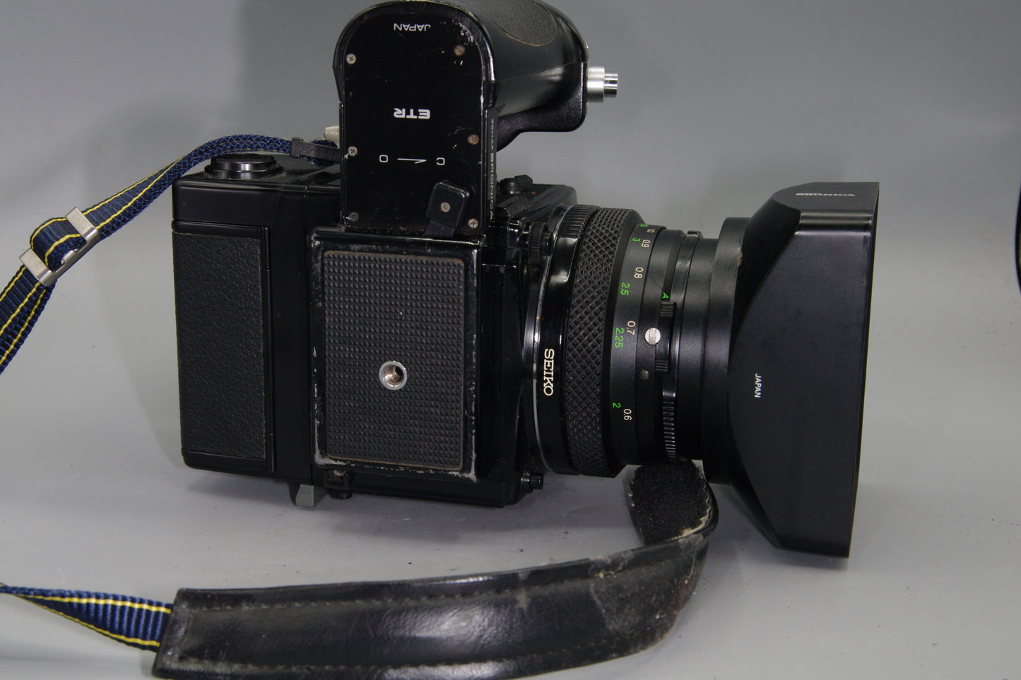 Zenza Bronica ETR-Si + 75mm f/2.8 E-II Lens + AE-II Finder + Grip – 645 MF Kit