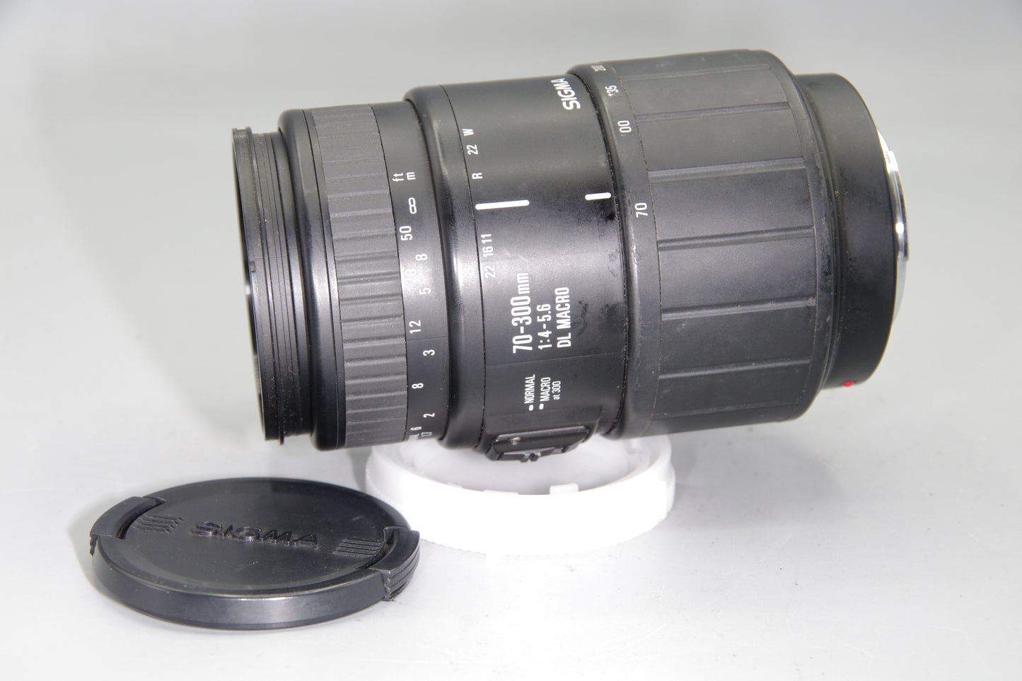 Sigma 70–300mm f/4–5.6 DL Macro – Minolta A-Mount – Telephoto Zoom – Clean