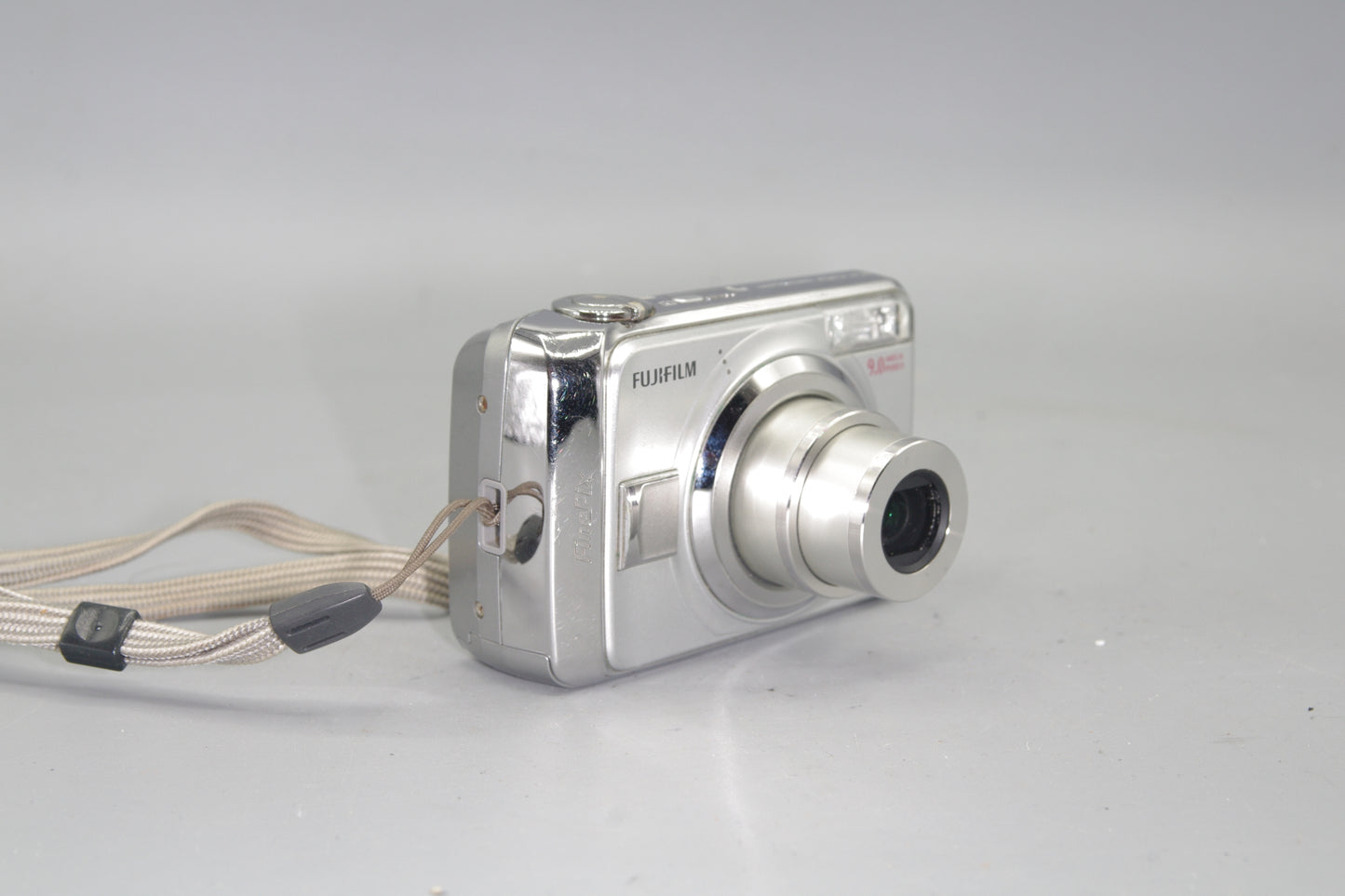 Fujifilm A900 9MP Digital Compact Camera - Takes AA Batteries