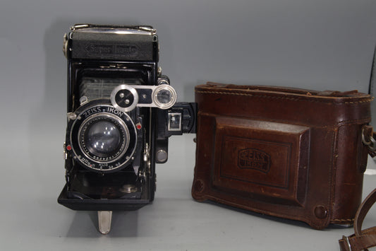 Zeiss Ikon Super Ikonta 530/2 Folding Camera with Triotar F/4.5 105mm Lens