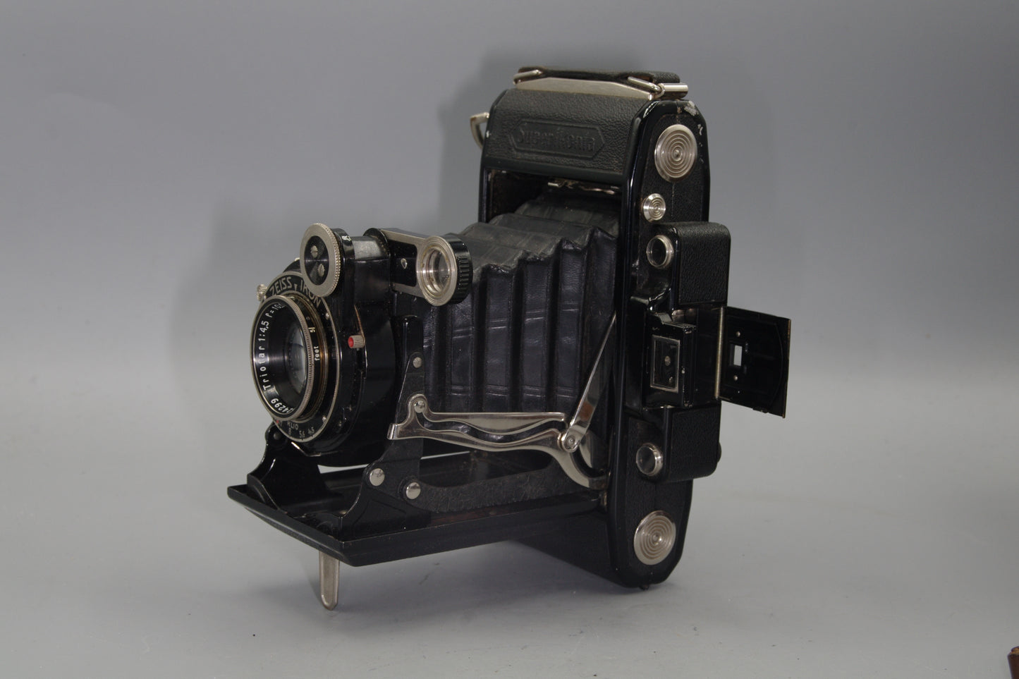 Zeiss Ikon Super Ikonta 530/2 Folding Camera with Triotar F/4.5 105mm Lens
