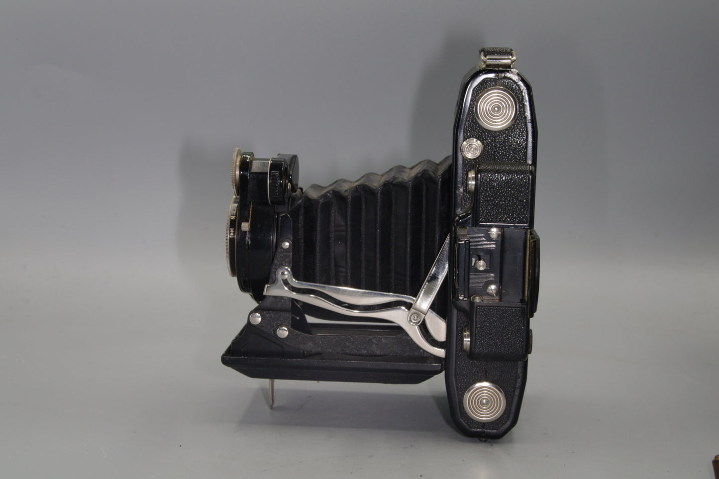 Zeiss Ikon Super Ikonta 530/2 Folding Camera with Triotar F/4.5 105mm Lens