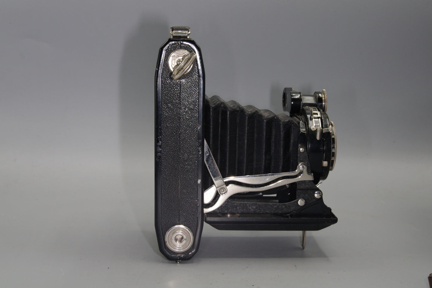 Zeiss Ikon Super Ikonta 530/2 Folding Camera with Triotar F/4.5 105mm Lens