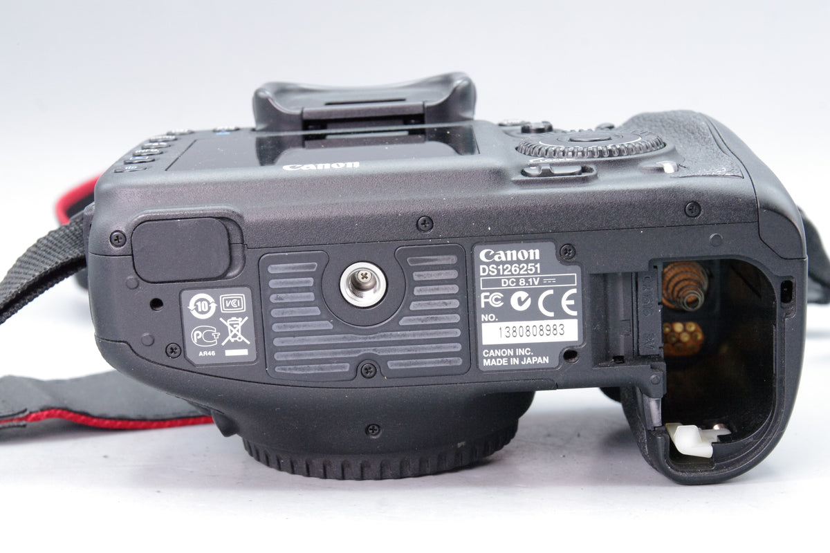 Canon EOS 7D DSLR Camera with BG-E7 Battery Grip, Low S/C Excellent