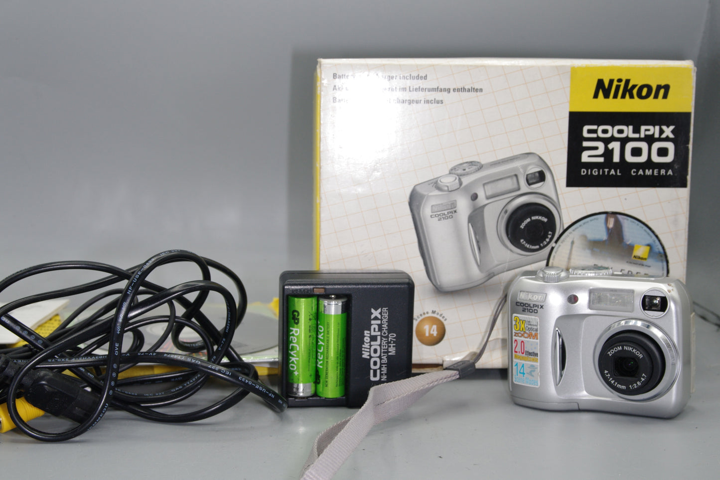 Boxed Nikon Coolpix 2100 2.0MP 3x Digital Compact Camera with CF - Excellent