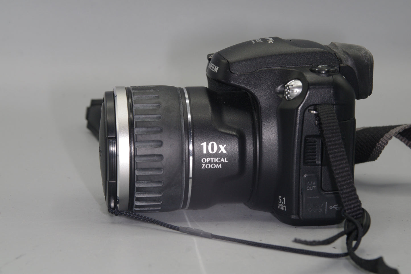 Fujifilm FinePix S Series S5600 5.1MP Digital Camera (AA Batteries)