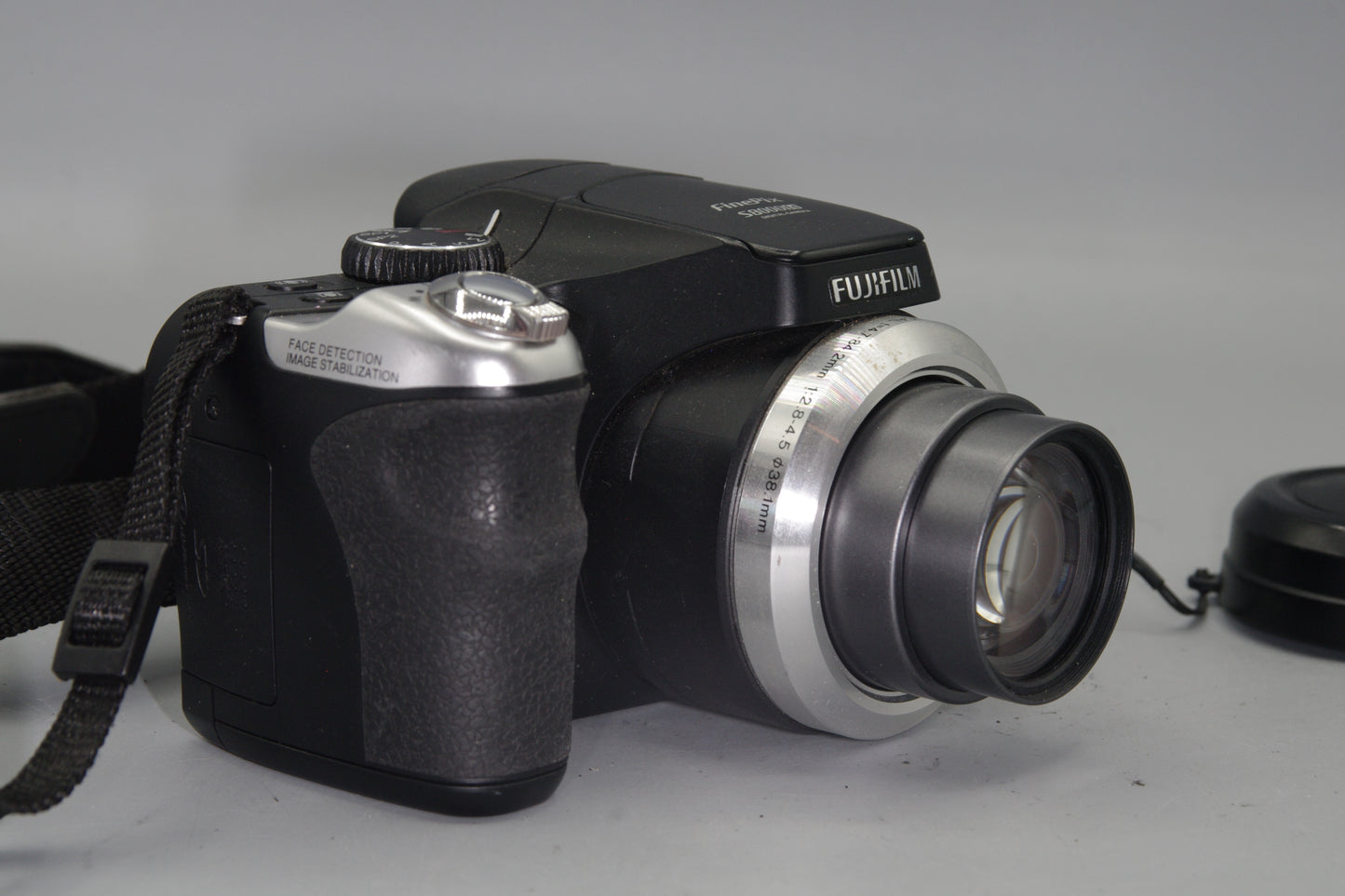 Fujifilm FinePix S Series S8000fd 8MP 18X Zoom Digital Camera (AA Batteries)