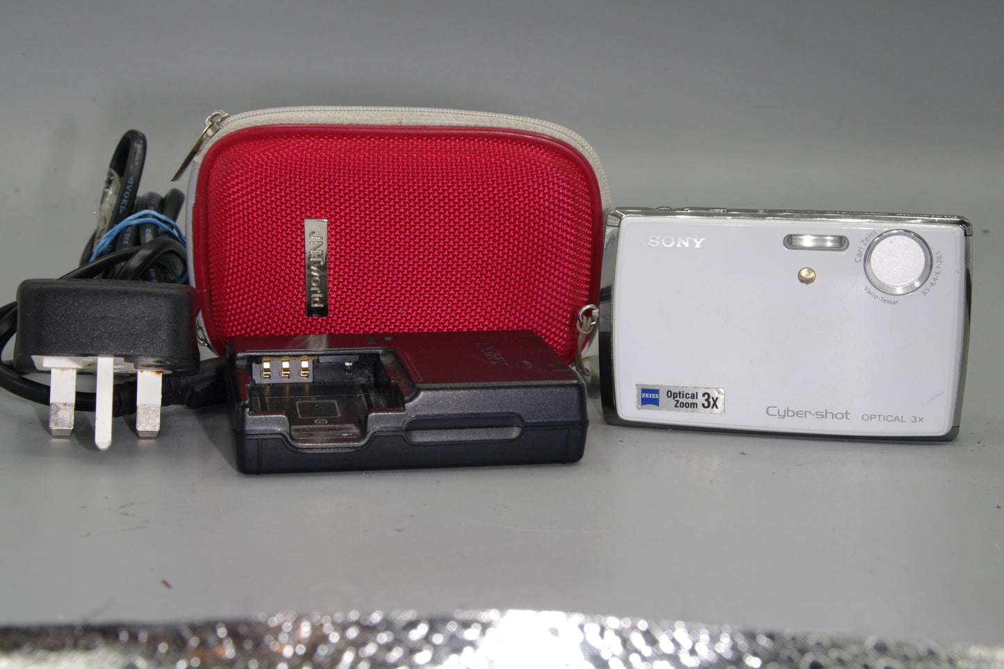 Sony DSC-T33 5.1 MP Digital Compact Camera with case and charger