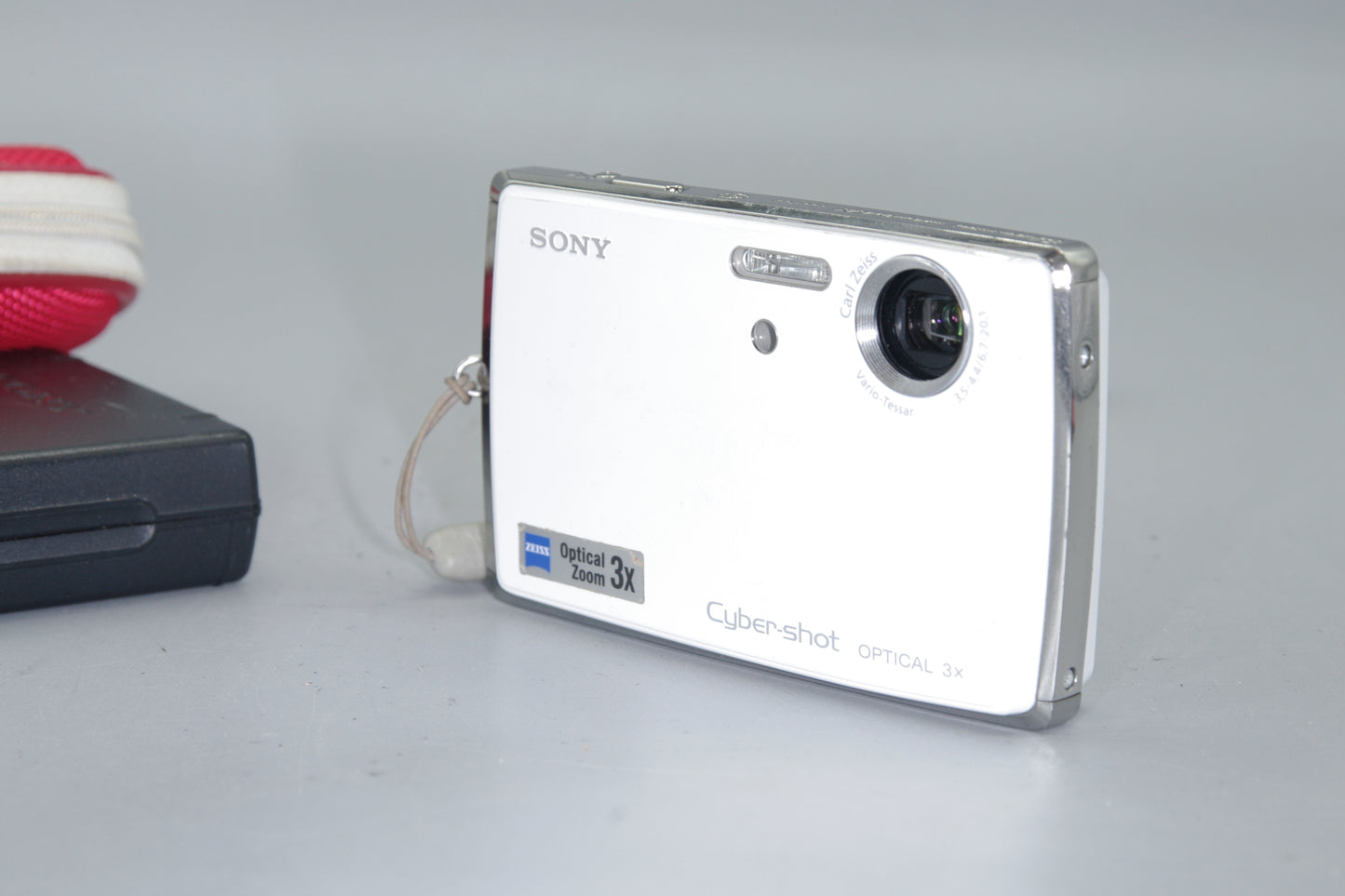 Sony DSC-T33 5.1 MP Digital Compact Camera with case and charger