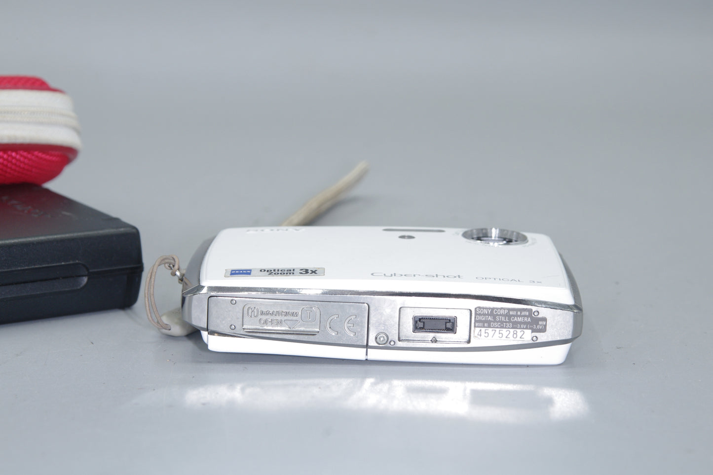 Sony DSC-T33 5.1 MP Digital Compact Camera with case and charger