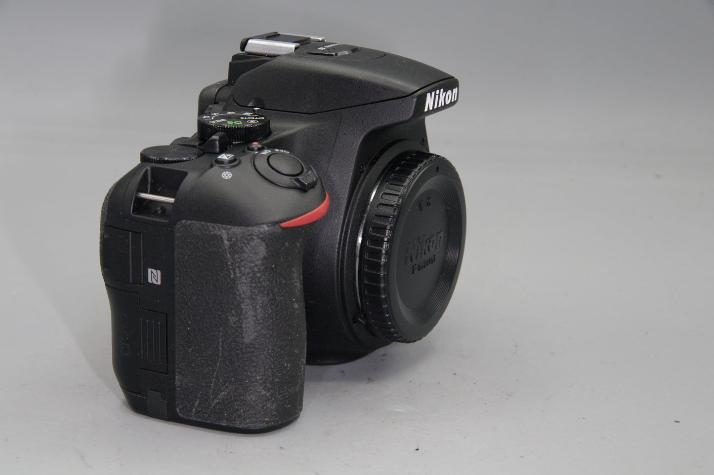 Nikon D5600 DSLR Body – Mint – Shutter Count 913 – Touchscreen – Wi-Fi
