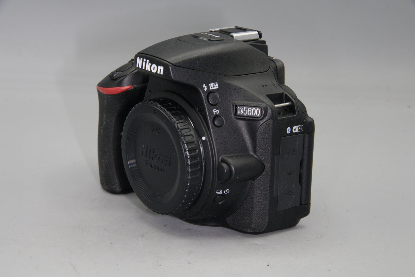 Nikon D5600 DSLR Body – Mint – Shutter Count 913 – Touchscreen – Wi-Fi