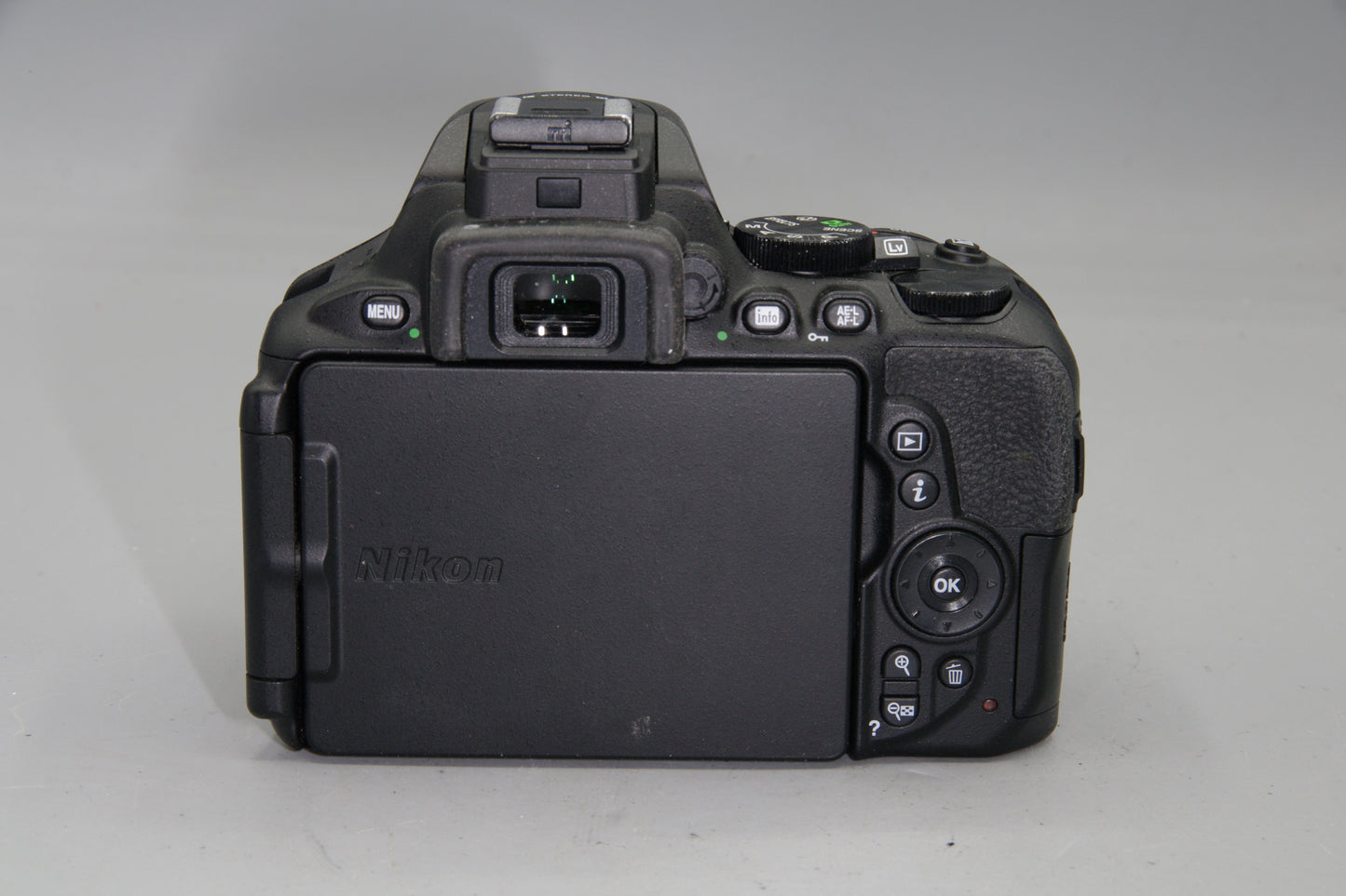 Nikon D5600 DSLR Body – Mint – Shutter Count 913 – Touchscreen – Wi-Fi