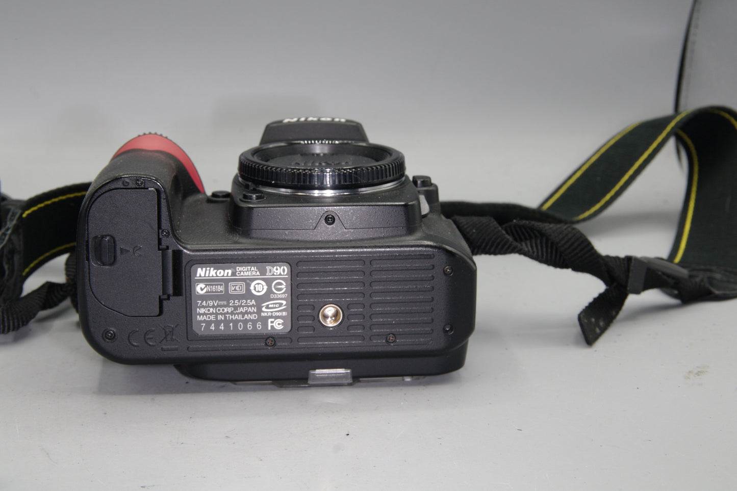 Nikon D90 12.3MP DSLR Camera + Battery + Charger  Low Shutter Count