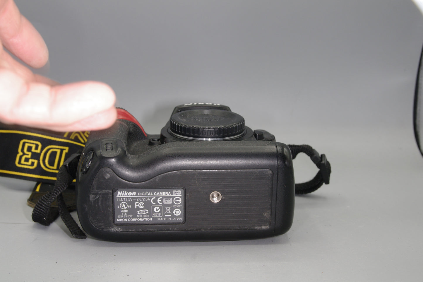 Nikon D3 12.1MP Professional DSLR - Excellent Low S/C with Battery in box