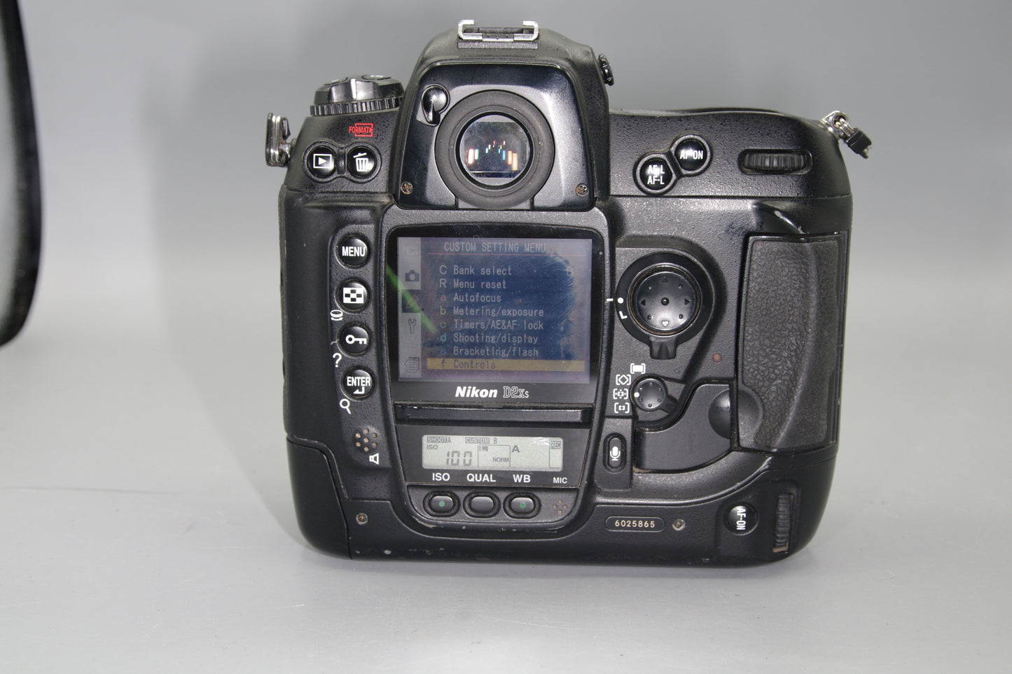 Nikon D2XS 12.4MP Professional DSLR & Battery - S/C 57531