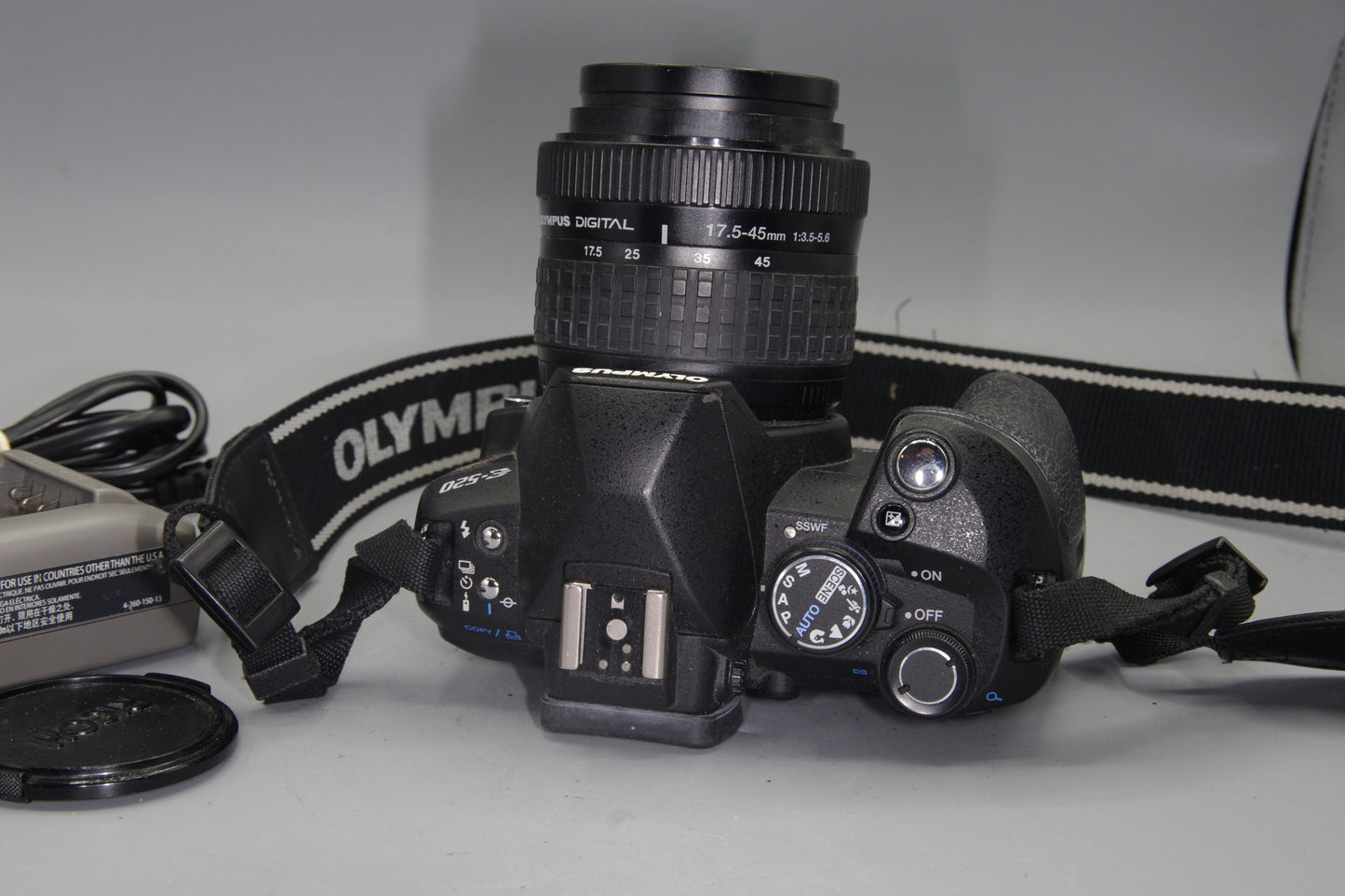 Olympus E-520 DSLR 10MP + 17.5-45mm Zuiko Lens Four Thirds - Low S/C 2350