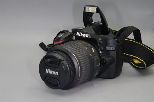 Nikon D3200 DSLR with 18-55mm VR G Lens 24MP Full HD - S/C 125 MINT