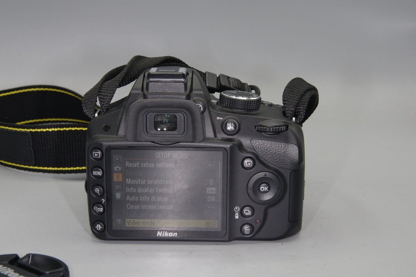 Nikon D3200 DSLR with 18-55mm VR G Lens 24MP Full HD - S/C 125 MINT