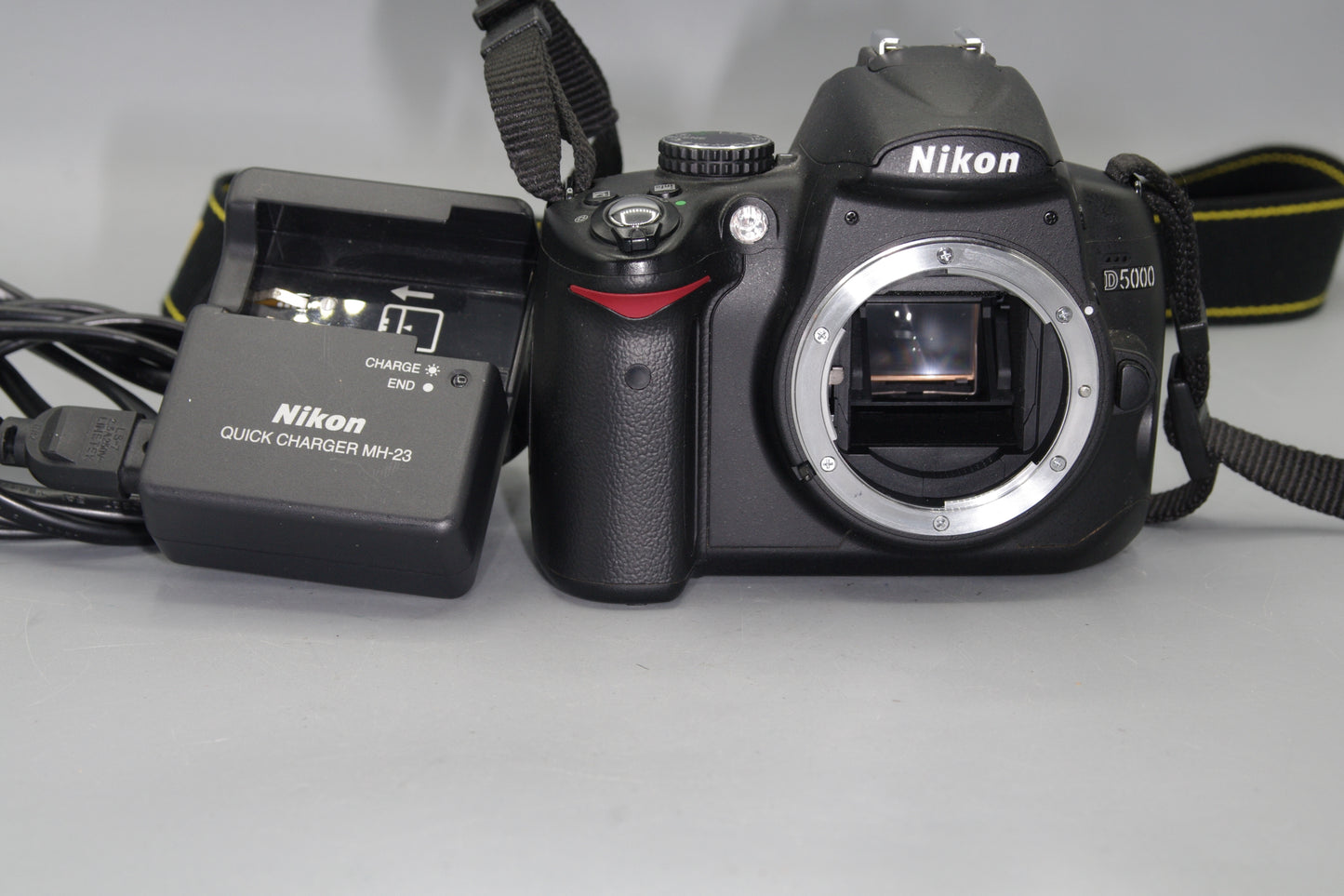 Nikon D5000 12.3MP DSLR +Battery + Charger - Excellent - SC/2627