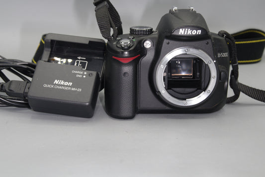 Nikon D5000 12.3MP DSLR +Battery + Charger - Excellent - SC/2627