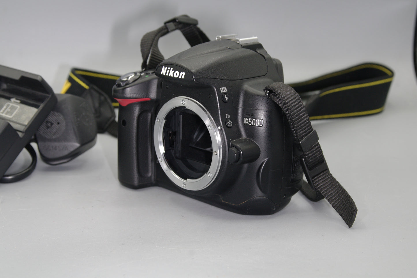 Nikon D5000 12.3MP DSLR +Battery + Charger - Excellent - SC/2627