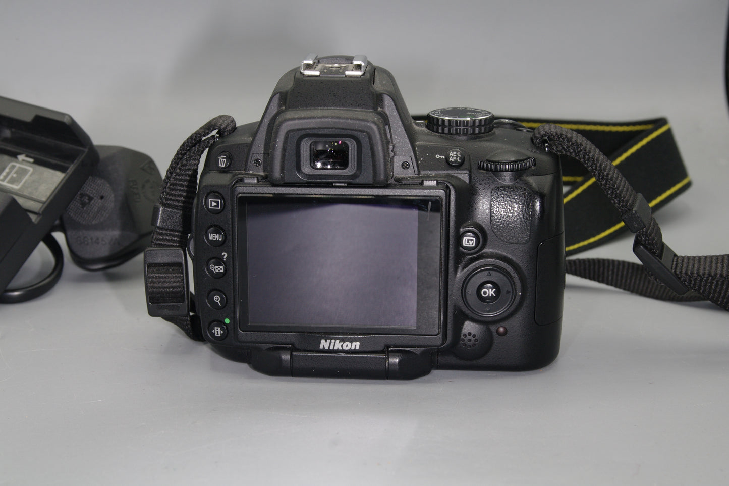 Nikon D5000 12.3MP DSLR +Battery + Charger - Excellent - SC/2627